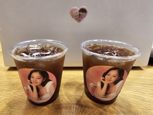 복숭아 아샷추(왼쪽)와 레몬 아샷추. 아샷추 2종은 액상형 티 베이스를 사용해 특유의 텁텁한 맛을 줄인 것이 특징이다. [사진 = 안솔지 기자]
