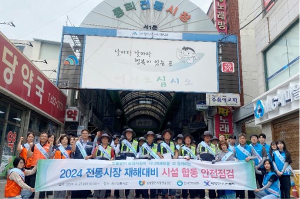 6월 27일 대전 대덕구 노인일자리 참여자로 구성된 '시니어패트롤'이 중리전통시장 내외부 환경정화를 실시하고 있다.