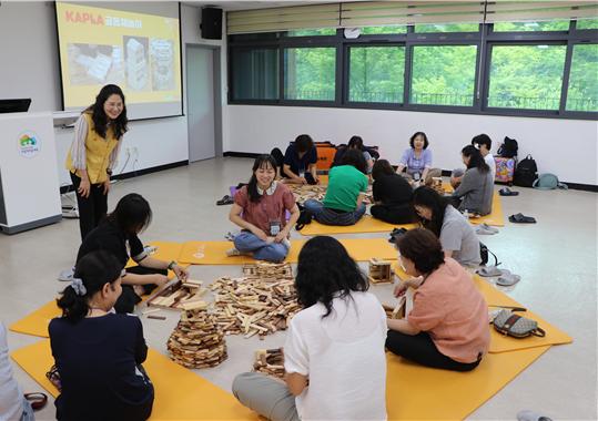 6월 27일 국립대전숲체원을 찾은 농산물품질관리원 직원들이 '카프라' 프로그램을 체험하고 있다. (사진제공=한국산림복지진흥원 국립대전숲체원)