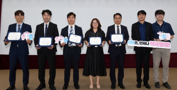 인천시는 적극적이고 창의적으로 업무를 추진해 시정 발전과 시민 편의증진에 기여한 공직자 6명과 2개 팀을 2024년 상반기 적극행정 우수공무원·우수팀으로 선정하고 7월 1일 시장 표창을 수여했다.