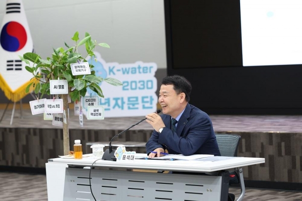 윤석대 한국수자원공사 사장이 토크콘서트를 통해 '청년이 그리는 미래, K-water가 답하다'를 주제로 미래세대와 교감하고 있다. 한국수자원공사(K-water, 윤석대)는 7월 2일 대전 본사 세종관 50주년기념홀에서 '2030 청년자문단' 1기 위촉식을 열고 미래세대의 목소리를 경영에 반영할 것을 다짐했다.