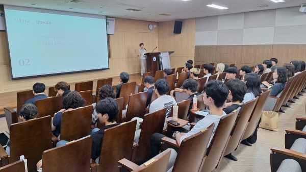 인하ISTL 수업을 총괄하는 김영구 겸임교수가 인사말을 하고 있다.(사진제공=인하대학교)