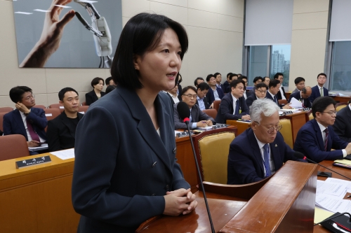 최수연 네이버 대표가 지난 2일 국회 과학기술정보방송통신위원회 전체 회의에 참석해 라인사태와 관련 현안 질의에 답하고 있다. 사진=연합뉴스