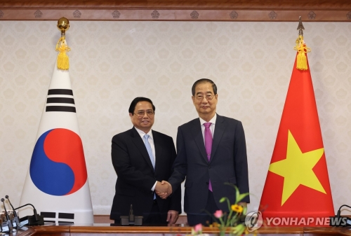 한덕수 국무총리(오른쪽)가 2일 서울 종로구 정부서울청사에서 열린 한-베트남 총리 회담에서 팜 밍 찡 베트남 총리와 인사하고 있다.
