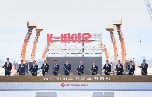 ▲ 착공식 참석자들이 시삽 세리머니를 하는 모습 (왼쪽부터 신유열 롯데바이오로직스 글로벌전략실장, 이재호 인천 연수구청장, 박현철 롯데건설 대표이사(부회장), 이동우 롯데지주 대표이사(부회장), 정일영 인천 연수구(을) 국회의원, 신동빈 롯데 회장, 유정복 인천광역시장, 강경성 산업자원통상자원부 1차관, 박민수 보건복지부 2차관, 이원직 롯데바이오로직스 대표이사, 윤원석 인천경제자유구역청장, 다마쓰카 겐이치 일본 롯데홀딩스 대표이사) [사진= 롯데바이오로직스 제공]