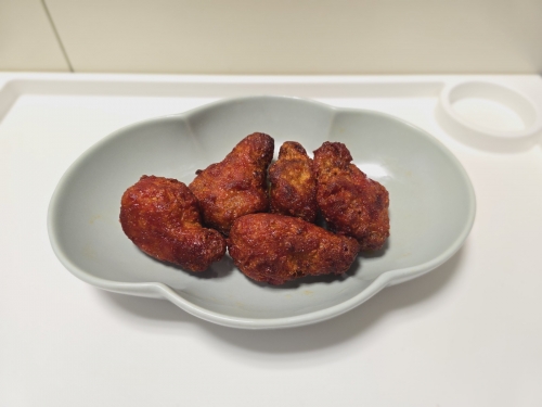 고메 소바바치킨 양념 봉 제품. 새콤달콤한 추억의 양념소스와 부드러운 살코기의 조합이 두드러진다. [사진 = 안솔지 기자]