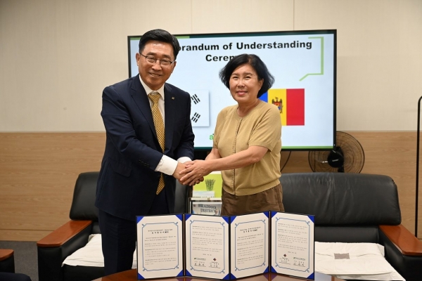 한국농수산식품유통공사-초이스팜 MOU-한국농수산식품유통공사 김춘진 사장(왼쪽), 초이스팜 한은종 대표(오른쪽)