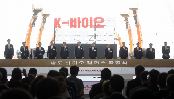 착공식 참석 내외빈의 기념 촬영 및 시삽 세러머니 모습(사진제공=인천경제청)