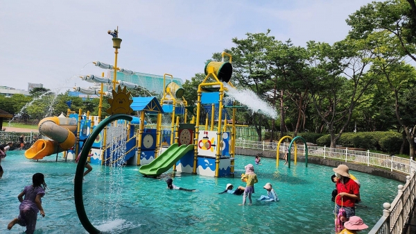 인천시는 어린이들의 '여름철 피서지'인 공원 내 물놀이장 40개소를 7월부터 순차적으로 개장해 오는 8월 말까지 운영한다.