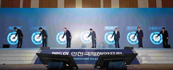 LED 터치 퍼포먼스를 하고 있다.(사진제공 = 인천항만공사)