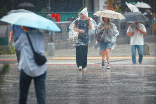 전국적으로 장맛비가 내린 지난 2일 오후 서울 종로구 일대에서 우산을 쓴 시민들이 이동하고 있다. 사진-연합뉴스