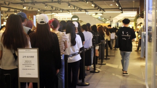 지난 2021년 현대백화점 판교점에서 마뗑킴의 두 번째 팝업스토어 오픈 전 고객들이 줄을 서 있는 모습. 사진=연합뉴스