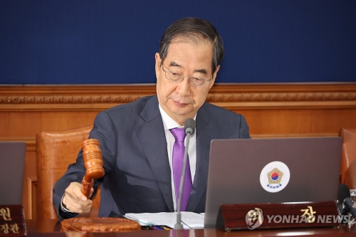한덕수 국무총리가 9일 서울 종로구 정부서울청사에서 열린 국무회의에서 의사봉을 두드리고 있다.