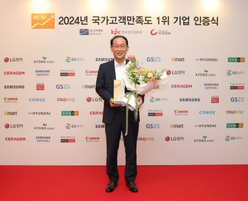 국가고객만족도(NCSI) 복합기 부문 1위 수상 기념 촬영을 하고 있는 박정우 캐논코리아 대표이사[사진=캐논코리아]