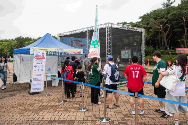 음주운전 근절 캠페인 체험부스에 참여하기 위해 줄을 선 야구팬들(사진제공=TS한국교통안전공단)