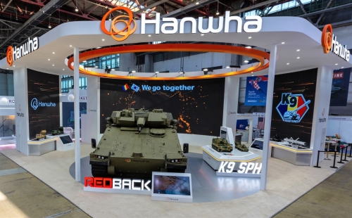 '레드백 보병전투장갑차(IFV)' 실물이 전시된 한화에어로스페이스 'BSDA 2024' 전시부스[사진=한화에어로스페이스]