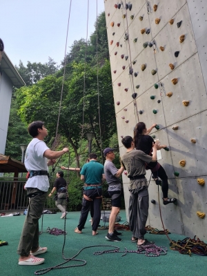 ▲ 응봉산 암벽등반교실에서 동반실습을 하고 있다. [사진= 성동구 제공]