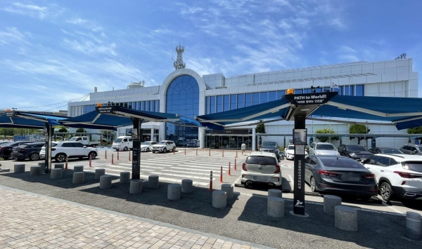 인천항 연안여객터미널에서 그늘막을 운영하고 있다. (사진제공=인천항만공사)