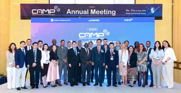 10일 스위스 그랜드 호텔 서울에서 개최된 글로벌 사이버보안 협력 네트워크(CAMP) 제9차 연례회의에서 관계자들이 기념 촬영을 하고 있다. (첫 번째 줄 왼쪽부터 7~10번째) 외교부 이동렬 국제사이버협력대사, 카리브공동체(CARICOM) 범죄안보이행기구(IMPACS) 마이클 존스(Michael Jones) 국장, KISA 이상중 원장, 과학기술정보통신부 정창림 정보보호네트워크정책관