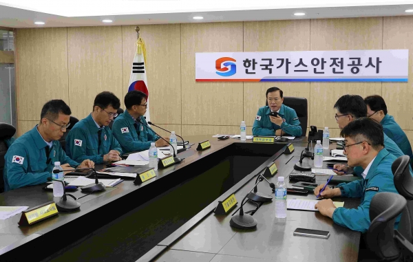 한국가스안전공사(사장 박경국)가 10일 본사 가스안전종합상황실에서 박경국 사장 주재로 집중호우 대처 상황판단회의를 개최했다.