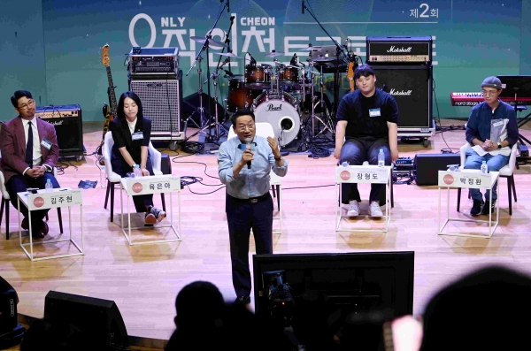 유정복 인천광역시장이 10일 연수구 트라이보울에서 열린 '제2회 오직인천 토크콘서트'에서 패널들과 '인천의 미래를 말하다'를 주제로 대화하고 있다.