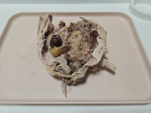 대추, 수삼, 찹쌀, 껍질 벗진 녹두 등 속재료들이 닭 속을 채우고 있다. [사진 = 안솔지 기자]
