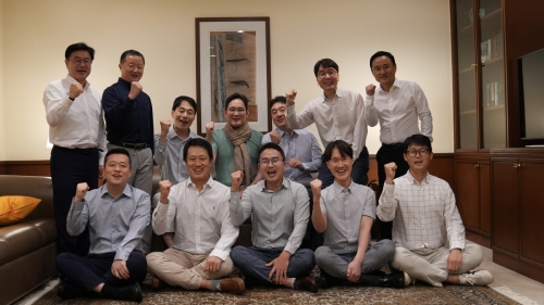 이재용 삼성전자 회장이 인도 뭄바이에서 현지 임직원들과 간담회를 가진 후 기념사진을 촬영하고 있다.[사진=삼성전자]