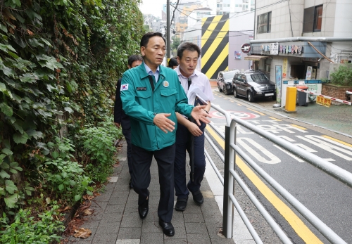 ▲ 지난 2023년 8월 29일 언북초에 조성한 보행도로 점검하는 강남구청장 [사진= 강남구 제공]