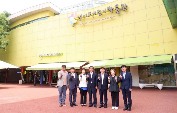 지난 12일 경기도의회 염종현 의원 방문(오른쪽부터 오광석 문화정책과장, 전자영 의원, 남종섭 의원, 염종현 의장, 송문희 관장, 문성진 경기문화재단 경영본부장, 임현수 용인시의원)
