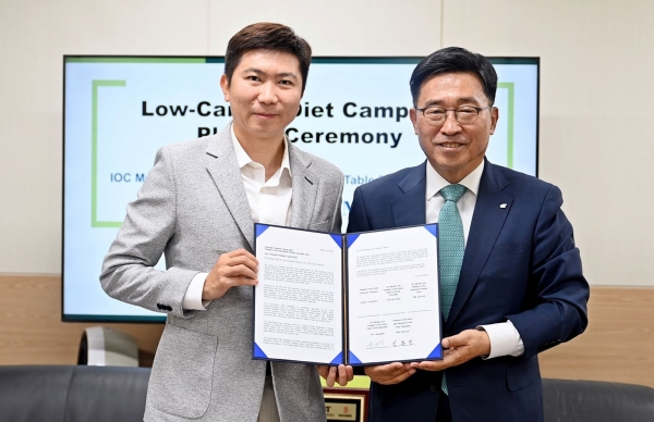 유승민 IOC위원 저탄소 식생활 운동 동참 서명 기념촬영 모습-김춘진 한국농수산식품유통공사 사장(우측), 유승민 IOC위원(좌측)