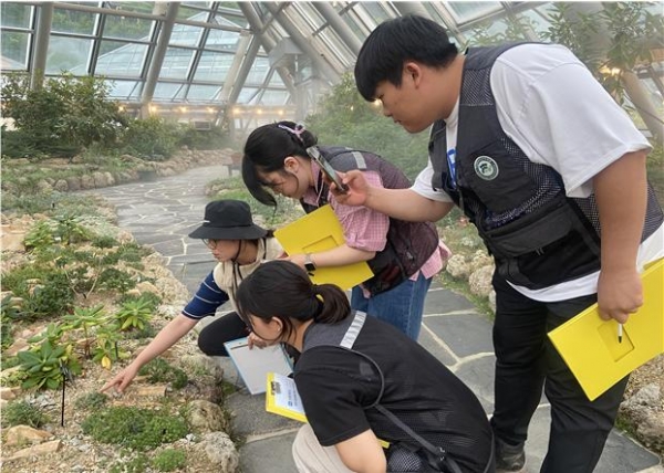 국립백두대간수목원 '알파인 줌인(Alpine Zoom人)' 으로 활동하는 봉화 지역민들이 알파인하우스에서 가드너의 교육을 듣고 있다.