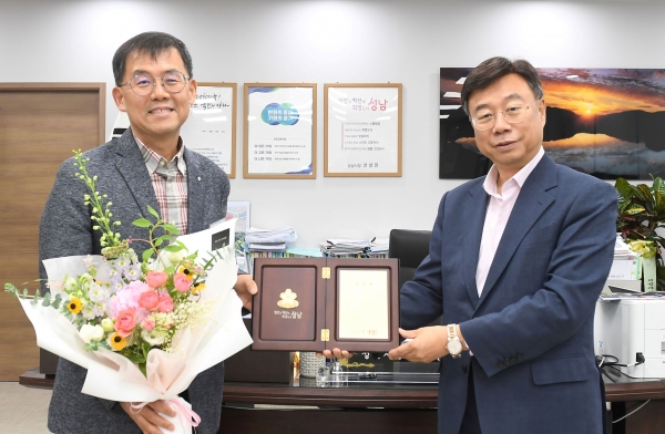 성남시(시장 신상진)는 최근 분당판교청소년수련관 수영장에서 물에 빠져 의식을 잃은 10대 박모 군을 인공 호흡으로 구조한 김재광 의사(왼쪽)에게 감사패를 전달했다.