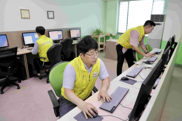 KDN IT움 정보보안 진단 및 불법 촬영 예방점검 모습(네트워크 확인 중)