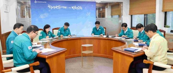 도성훈 인천시교육감은 인천 지역 집중호우에 따라 18일 오전 자연 재난 대응 회의를 열고 학생 안전 확보와 신속한 피해 대응을 지시했다.