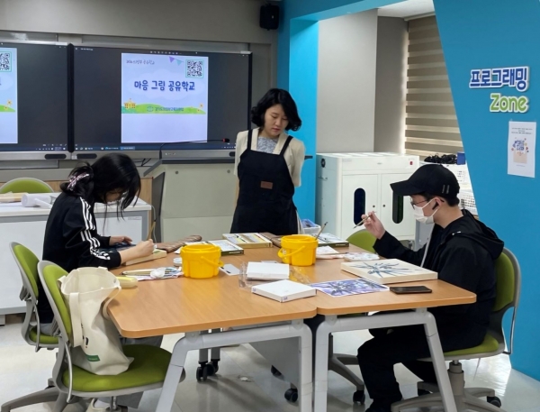 경기도교육청(교육감 임태희)은 교육 사각지대에 있는 학생의 자존감을 높이고 성장을 돕기 위해 지역 전문가, 유관기관과 협력해 경기공유학교 지역맞춤형 프로그램을 운영하고 있다.