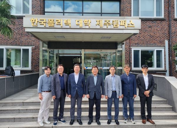 소상공인시장진흥공단은 지난 17일 한국폴리텍대학 제주캠퍼스를 방문하여 양 기관의 협력사업 추진현황을 점검했다.(왼쪽부터 폴리텍대학 제주캠퍼스 최희창 산학협력중점교수, 이봉길 학장 직무대리, 양형규 교육훈련국장, 소상공인시장진흥공단 박성효 이사장, 이봉희 광주호남지역본부 본부장, 폴리텍대학 행정처장 김홍국, 소상공인시장진흥공단 이태윤 제주센터장). (사진제공=소상공인시장진흥공단)