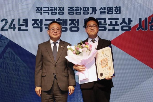 인천시 공무원 박장빈 주무관(경제자유구역청 아트센터인천운영과)이 행정안전부 주관의 '제4회 적극행정 유공 정부 포상'에서 '근정포장'을 수상하는 영예를 안았다.