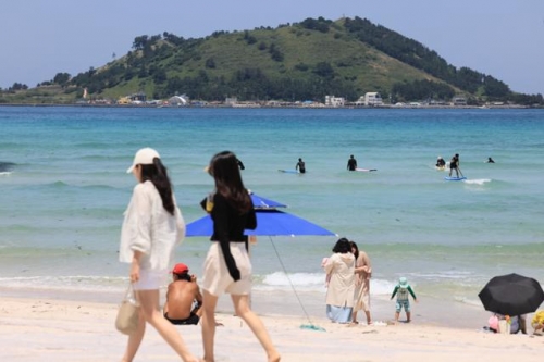 지난해 5월 23일 오후 제주시 한림읍 협재해수욕장을 찾은 관광객들이 여름 바다 정취를 만끽하고 있는 모습. 사진=연합뉴스