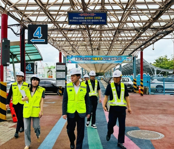 IPA 이경규 사장이 인천항 연안여객터미널 시설을 점검하고 있다.(사진제공 = 인천항만공사)