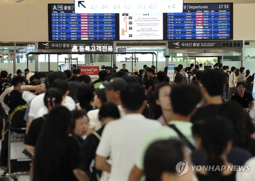 'MS 클라우드 오류'가 발생해 몇몇 항공사들의 발권·예약 시스템이 마비된 19일 오후 제주국제공항 출발층 이스타항공 발권카운터가 발권을 기다리는 승객들로 크게 붐비고 있다.