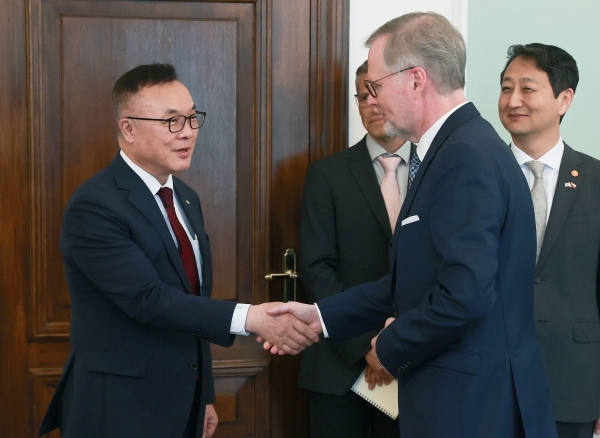 황주호 한국수력원자력 사장(왼쪽)이 24일(현지시간) 체코 신규원전사업 우선협상대상자로 한국수력원자력을 선정한 것에 대해 감사 인사를 전하며 페트르 피알라 체코 총리와 악수하고 있다.