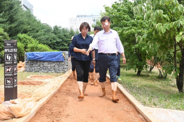 신상진 성남시장은 25일 분당구 삼평동에서 개최한 화랑공원 맨발 황톳길 개장식에 참석했다.