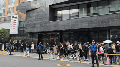 환불을 요구하는 피해자들이 티몬 신사옥 앞으로 몰려들고 있다. [영상 = 안솔지 기자]