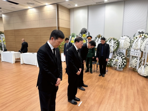 허태수 GS그룹 회장(왼쪽에서 두번째)이 조문하고 있다.[사진=GS그룹]