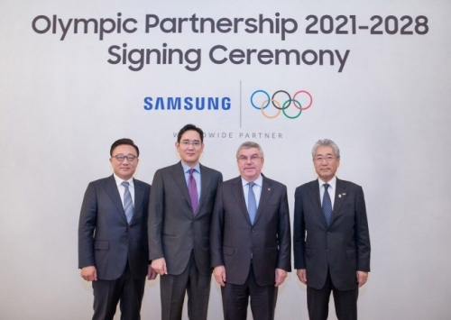 이재용 삼성전자 회장(왼쪽에서 두 번째)이 2020년 토마스 바흐 IOC 위원장 등과 함께 2028년 LA 올림픽까지 삼성전자의 공식후원을 연장하는 계약을 마친 후 기념 촬영을 하고 있다. [사진=삼성전자]