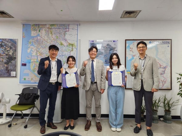 위촉장 수여식 모습.(사진제공=인천시)