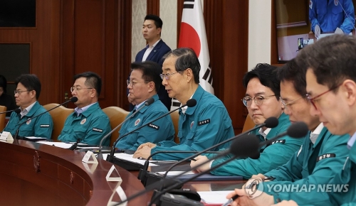 한덕수 국무총리(왼쪽에서 네번째)가 30일 서울 종로구 정부서울청사에서 열린 국가테러대책위원회에서 발언하고 있다.