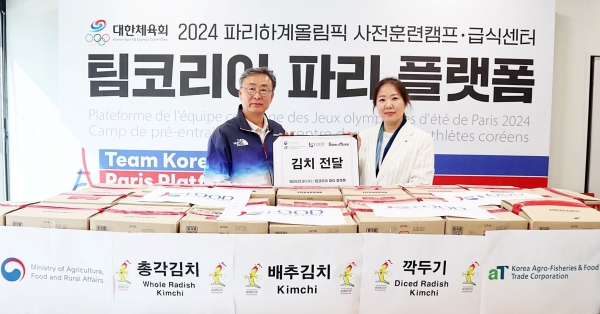 한국농수산식품유통공사-국가대표선수촌 김치 전달식-한국농수산식품유통공사 남상희 파리지사장(오른쪽), 국가대표선수촌 정동국 부촌장(왼쪽)
