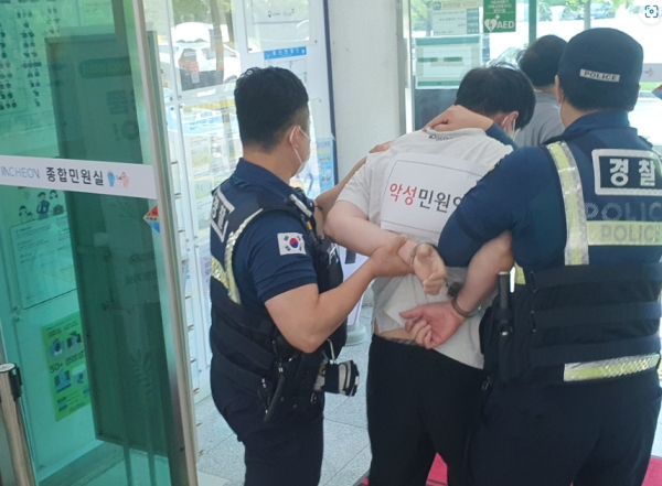 최근 민원인의 폭언·폭행이 위험 수준에 달한 가운데, 인천시가 특이(악성) 민원의 위법행위 대응을 위한 현장대응 모의훈련을 실시했다.