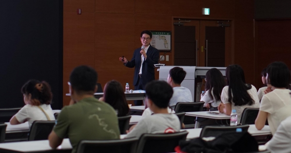 한국서부발전은 8월 3일 충남 태안 본사에서 지역 학부모와 교사를 대상으로 '에듀테크 특강'을 진행했다. 사진은 최현호 서부발전 차장이 인공지능 자율 운영 발전소 개념과 드론을 활용한 발전소 설비점검 등 디지털발전소 운영 사례를 소개하는 모습